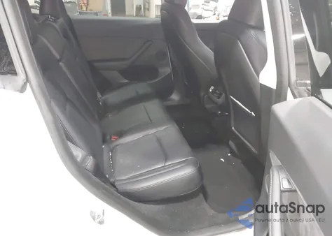 2024 Tesla Model Y Long Range Dual Motor All-Wheel Drive z USA, uszkodzony, nr VIN 7SAYGDEE0RF084333